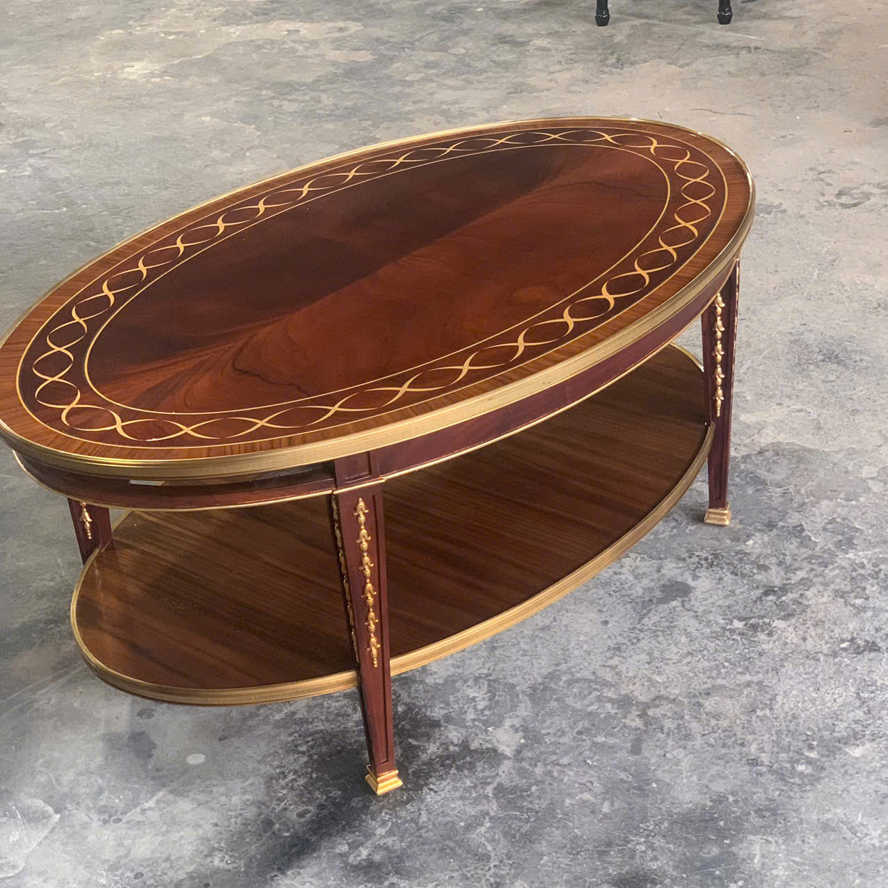 BÀN TRÀ CỔ ĐIỂN LOUIS HÌNH OVAL 2 TẦNG VIỀN ỐP ĐỒNG THAU
